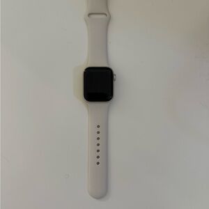 Apple Smartwatch with Light Gray Band 40mm SE